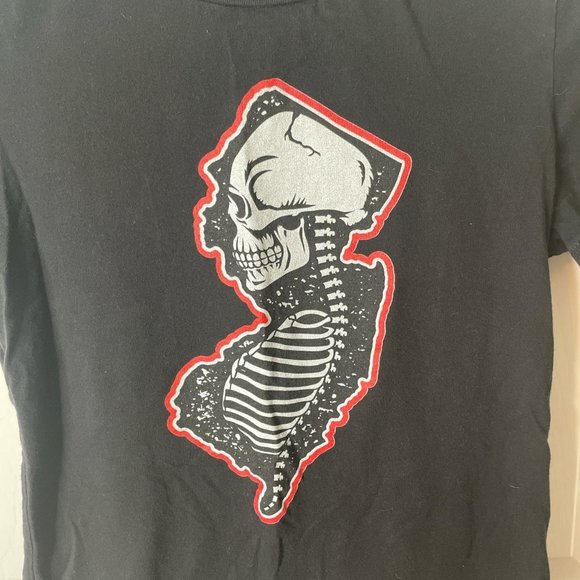 Buried in NJ t-shirt  Tag says Size Women’s L (but fits more like S) - Picture 2 of 2